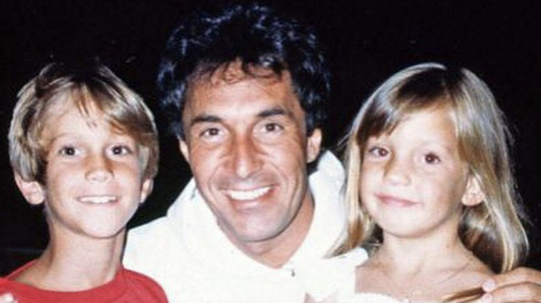 Bill Hudson pose avec ses enfants Oliver et Kate Hudson