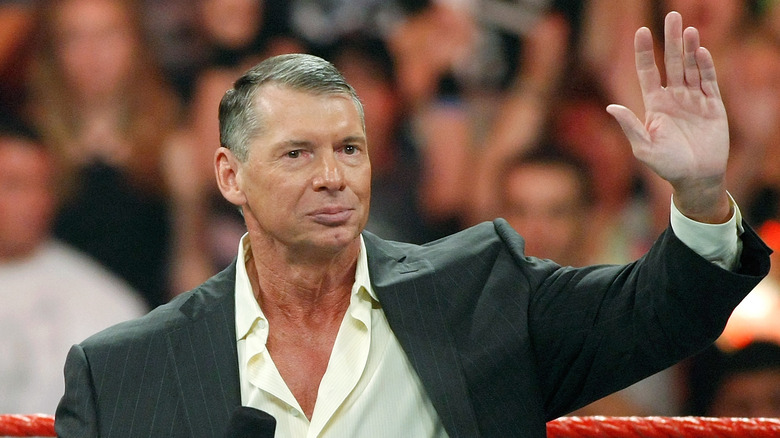 Vince McMahon saluant 