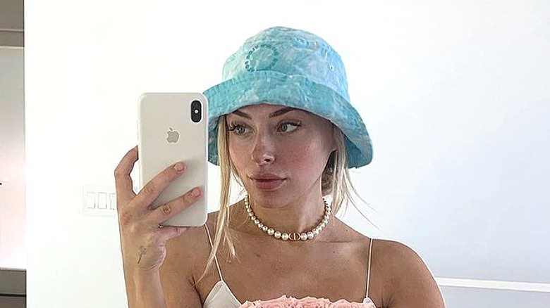 Corinna Kopf en chapeau bleu 