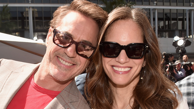 Robert Downey Jr. et Susan Downey portant des lunettes de soleil