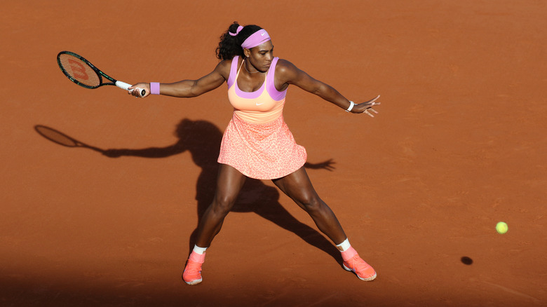 Serena Williams joue au tennis