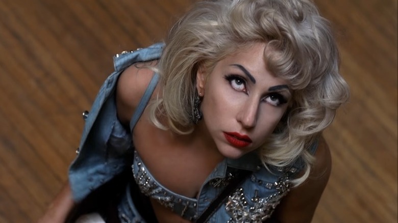 Lady Gaga lève les yeux