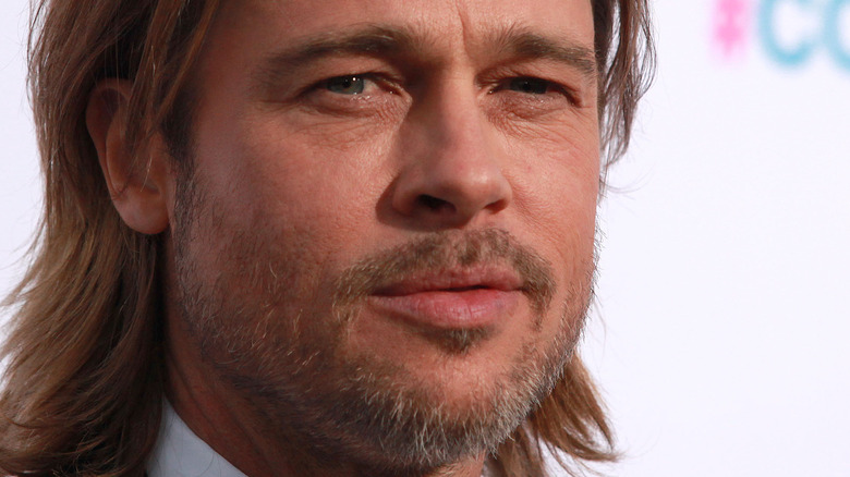 Brad Pitt a l'air sérieux