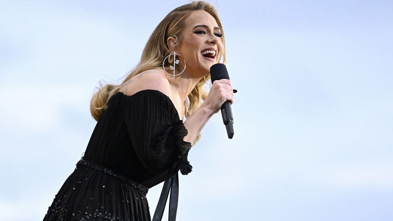 Adele chante dans le micro 