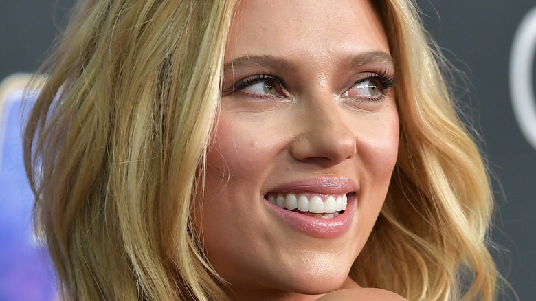 Scarlett Johansson sourit
