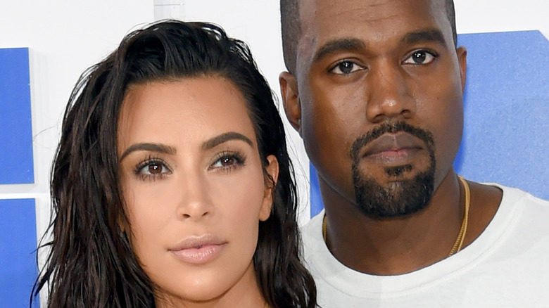Kim Kardashian et Kanye West avec des expressions sérieuses