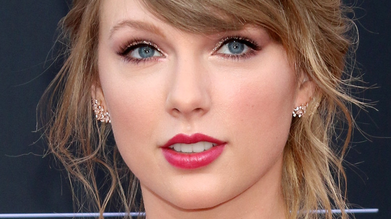 Taylor Swift avec du rouge à lèvres sur le tapis rouge