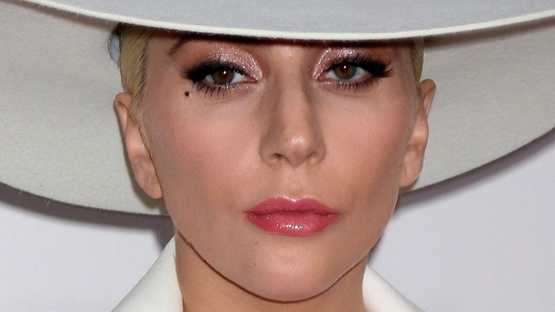 Lady Gaga avec un chapeau, l'air sérieux