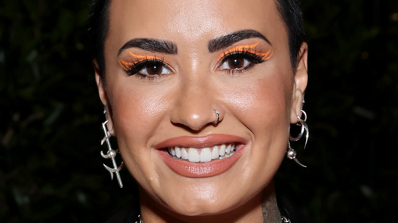Demi Lovato sourit pour une photo