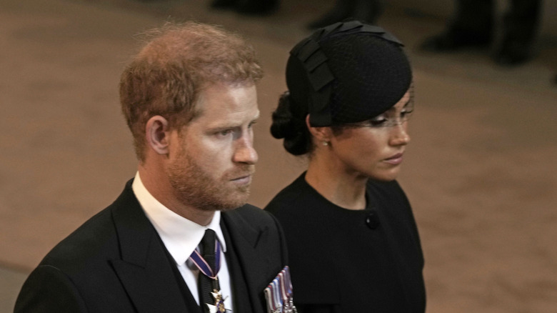 Le prince Harry et Meghan Markle ont l'air solennels