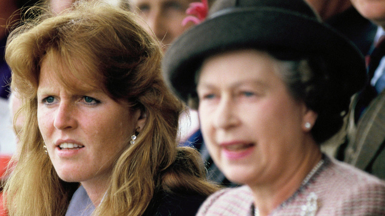 Sarah Ferguson regarde avec la reine Elizabeth II