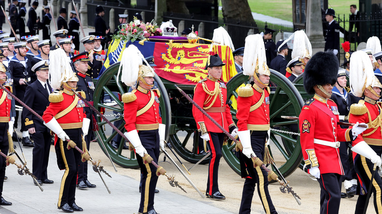 Le cercueil de la reine Elizabeth sur State Funeral Gun Carriage