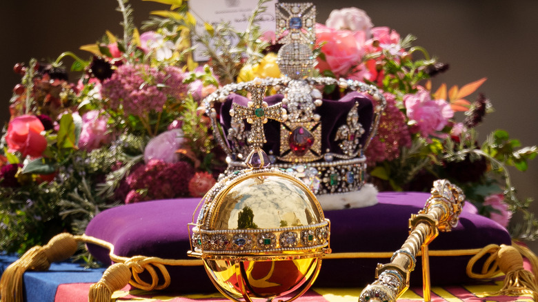La couronne impériale, l'orbe et le sceptre reposent sur le cercueil de la reine Elizabeth