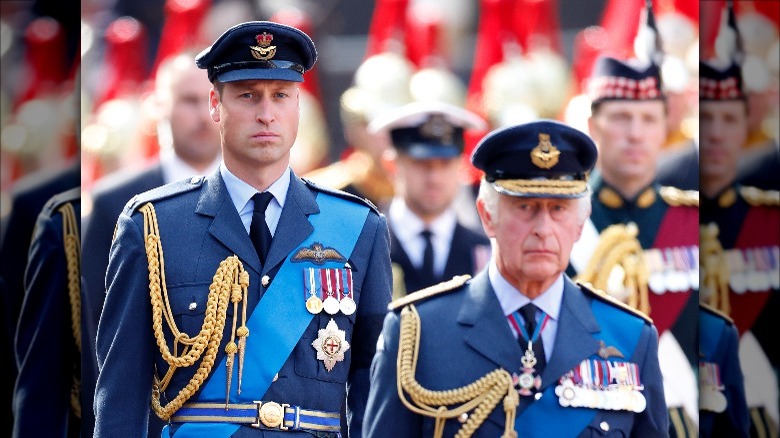 Le prince William et le roi Charles marchent derrière le cercueil de la reine
