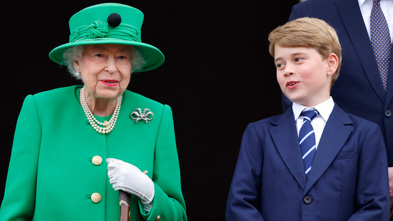 La reine Elizabeth et le prince George discutent
