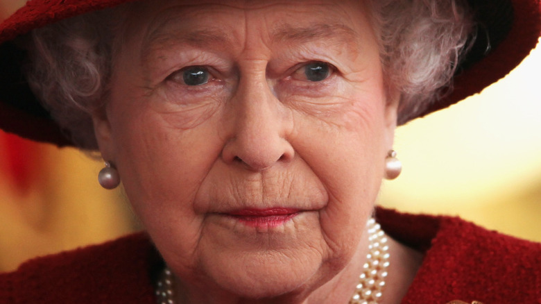 La reine Elizabeth éblouissante en rouge