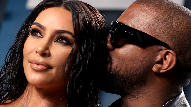 Kanye West chuchotant à Kim Kardashian