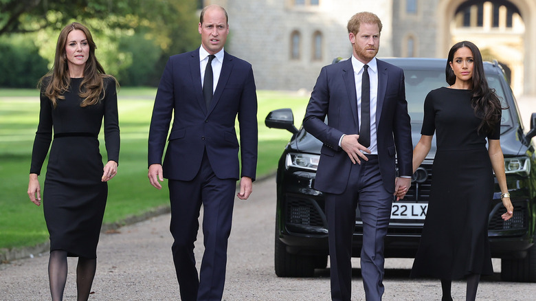Kate Middleton, le prince William, le prince Harry et Meghan Markle marchant