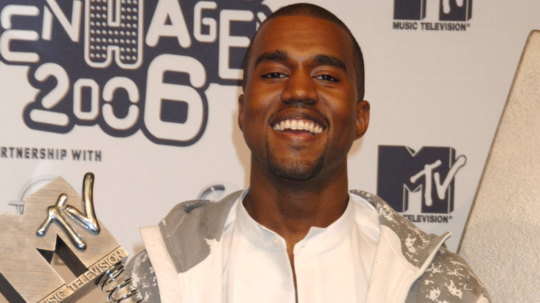 Kanye West souriant