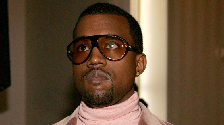 Kanye West à lunettes
