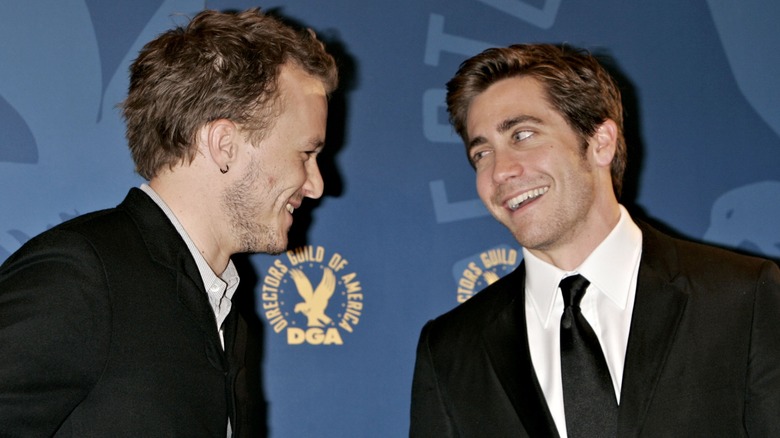 Jake Gyllenhaal et Heath Ledger se sourient