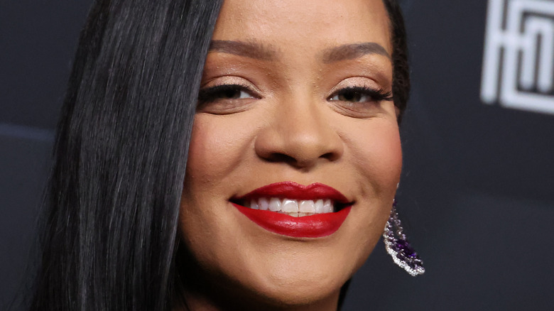 Rihanna souriante en rouge à lèvres