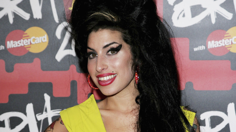 Amy Winehouse souriante 