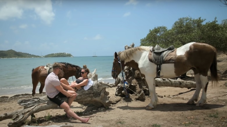 Adam Aveling et Tayah Victoria assis sur la plage avec des chevaux sur Marié au premier regard UK