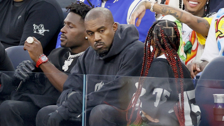 Kanye West flagrant parmi les fans, Antonio Brown et sa fille lors d'un match