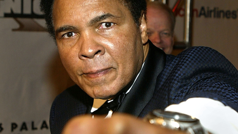 Muhammad Ali lançant un coup de poing