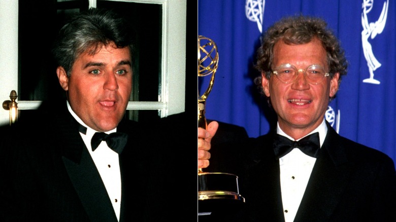 Jay Leno l'air surpris, David Letterman tenant un Emmy Award