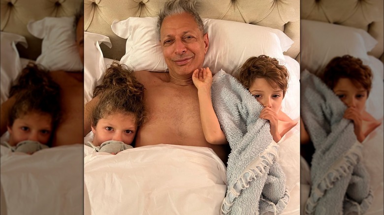 Jeff Goldblum souriant au lit avec des enfants
