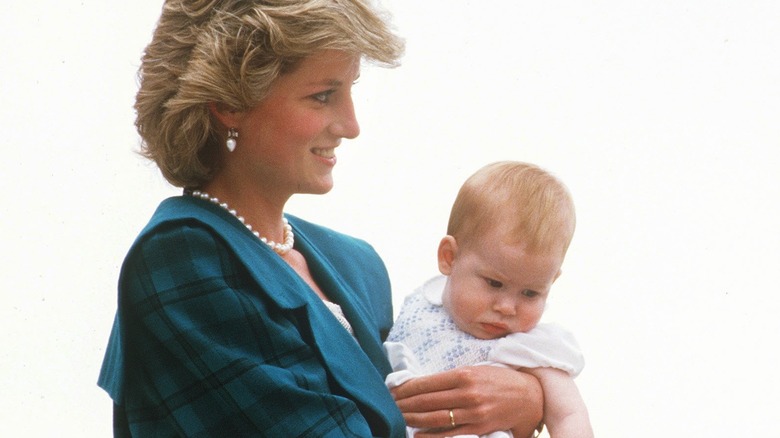 La princesse Diana tenant le prince Harry
