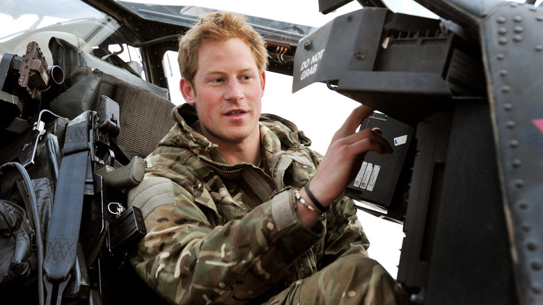 Le prince Harry assis dans un hélicoptère