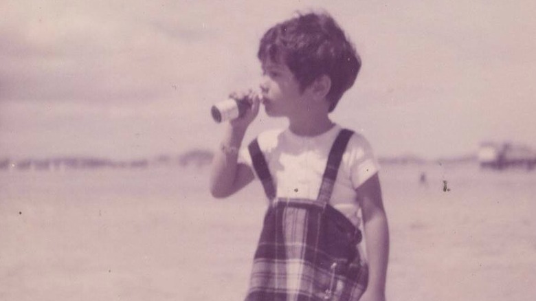 Une jeune Salma Hayek posant sur la plage