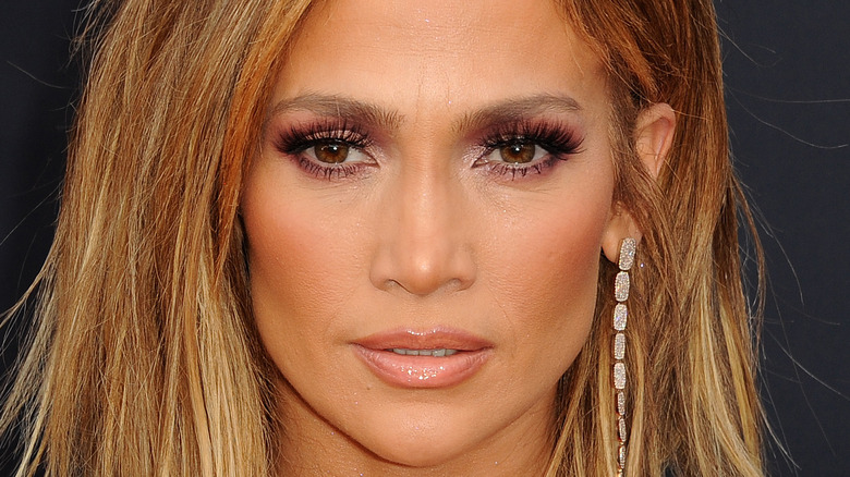 Jennifer Lopez sérieuse 