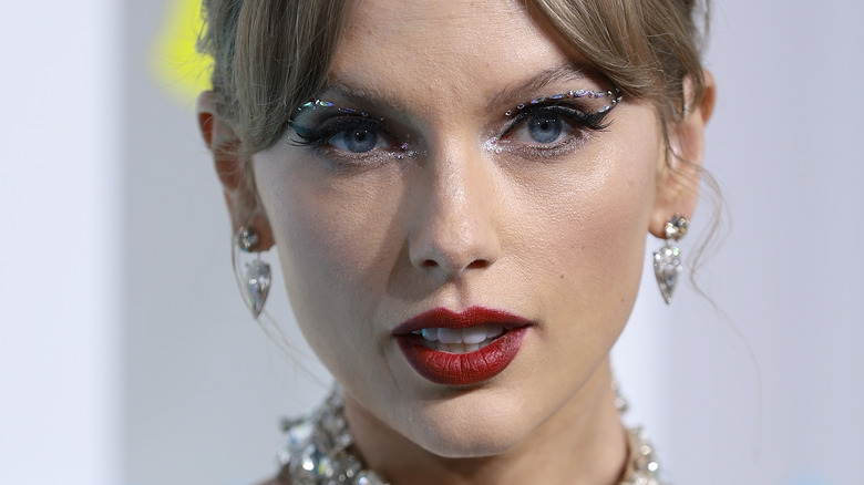 Taylor Swift avec un maquillage glamour et un rouge à lèvres rouge
