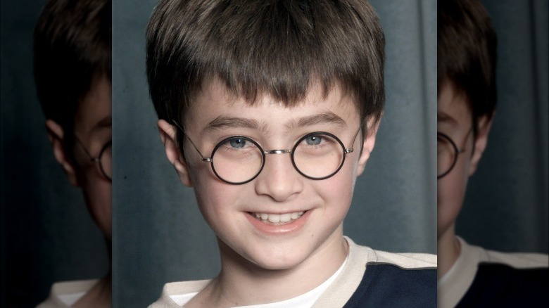 Daniel Radcliffe avec les poils du visage regardant sur le côté