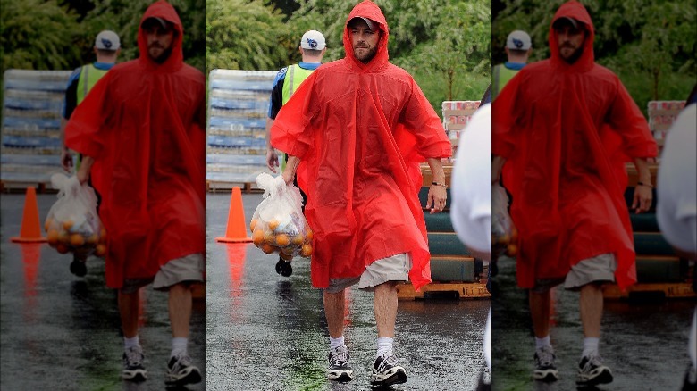Luke Perry livre de la nourriture aux victimes des inondations à Nashville 