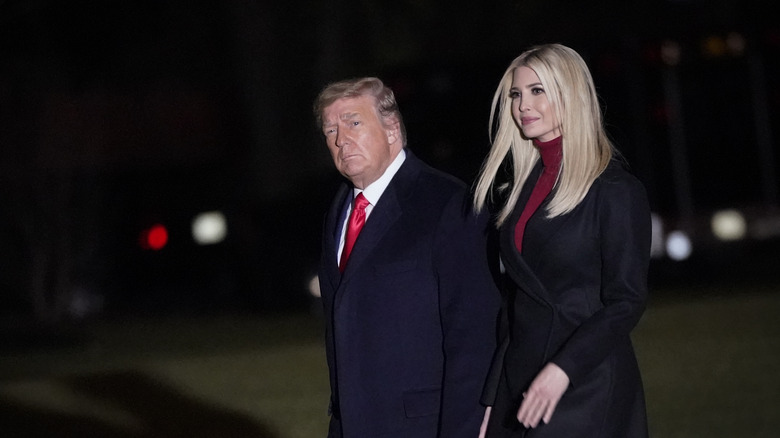 Donald Trump et Ivanka Trump marchant