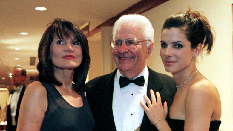 Sandra Bullock pose avec ses parents