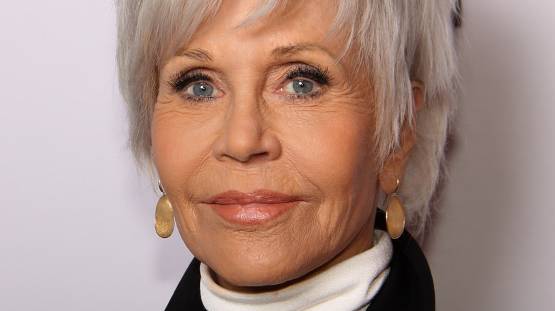Jane Fonda en col roulé blanc