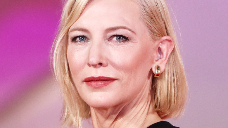 Cate Blanchett posant
