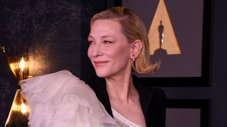 Cate Blanchett regardant vers la gauche