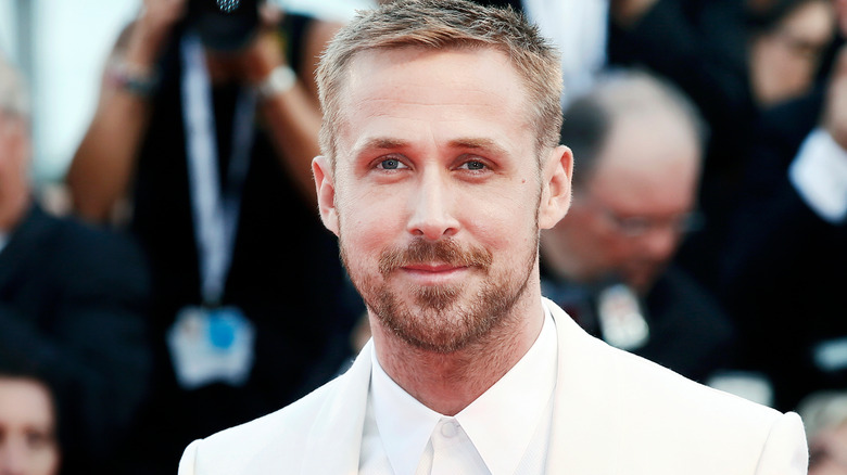 Ryan Gosling en costume blanc