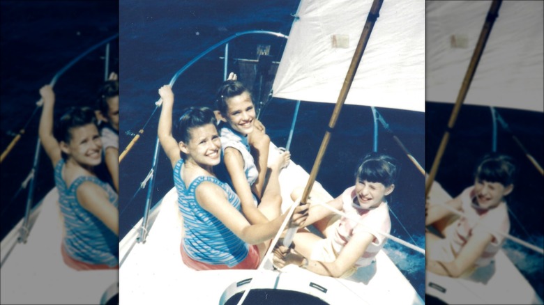 Jennifer Garner souriante avec ses deux sœurs sur un bateau