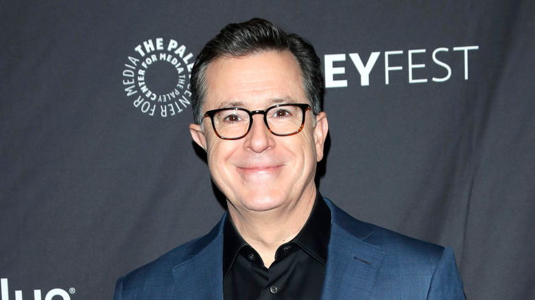   Stephen Colbert en costume bleu 