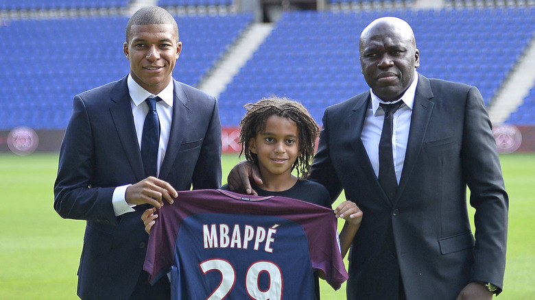 Kylian Mbappé posant avec sa famille