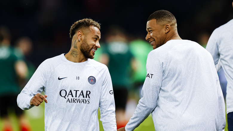Kylian Mbappé sourit à Neymar