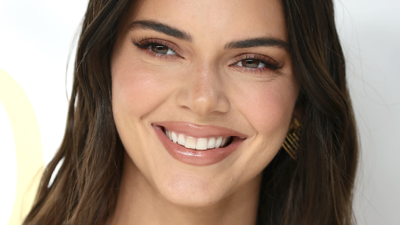 Kendall Jenner sourit